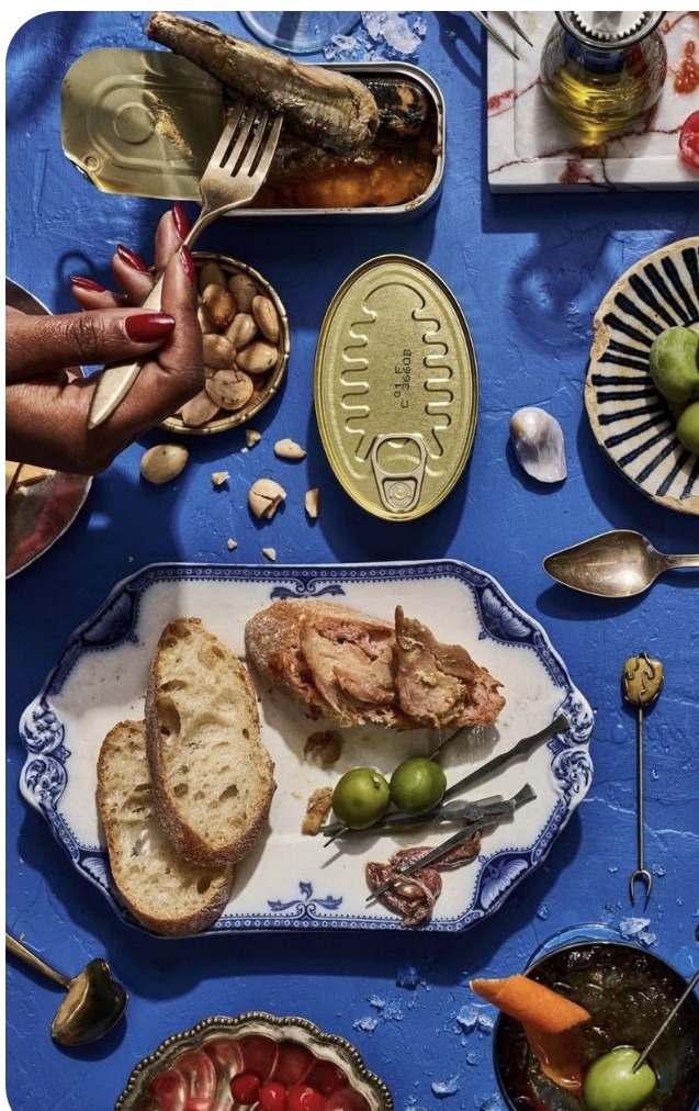 Kortárs olasz aperitivo csendélet kék háttéren – inspiráció
