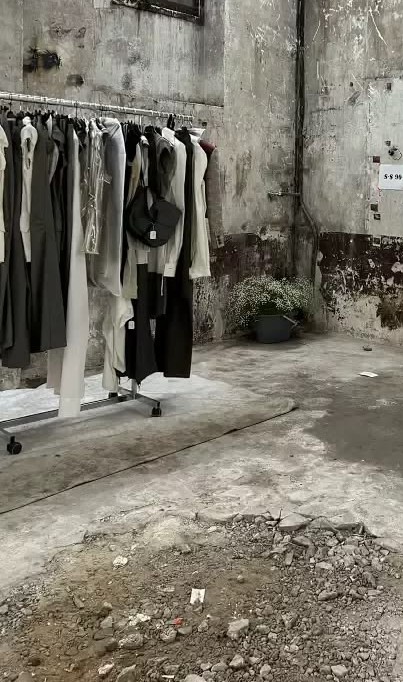Nyers felület és karakteres divatshowroom – inspirációs kép